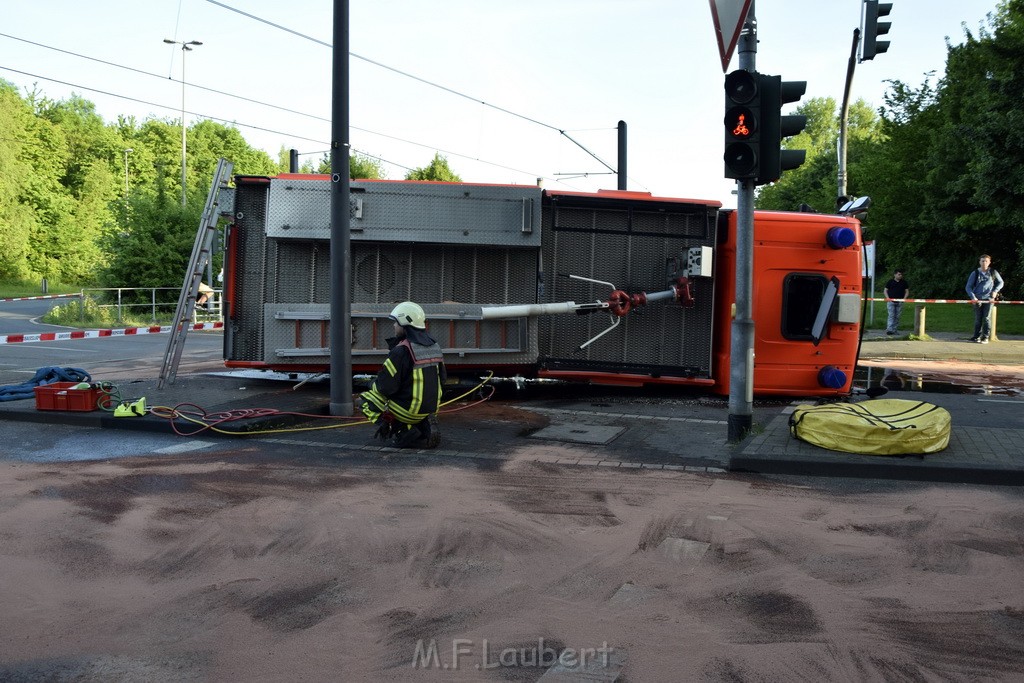 TLF 4 umgestuerzt Koeln Bocklemuend Ollenhauer Ring Militaerringstr P074.JPG - Miklos Laubert